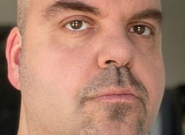 Signs Someone Is a Con Artist in Your Group of Friends